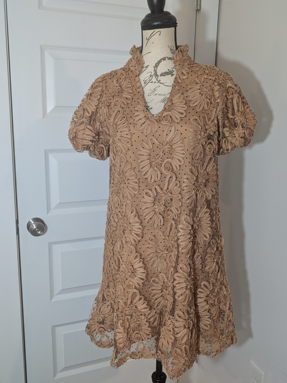 THML Tan Floral Lace Puff-Sleeve Shift Dress with V-Neck Size S